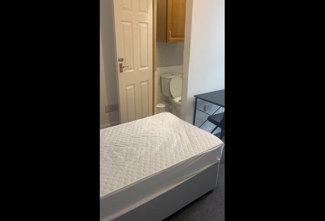 Self contained spacious single room Room to rent - Main Photo