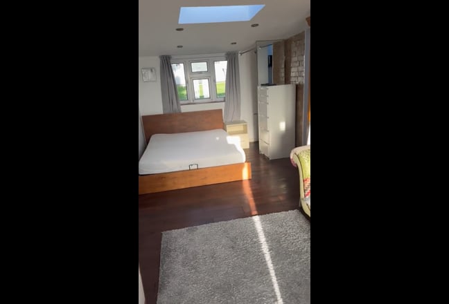 Studio flat with separate kitchenette  Main Photo