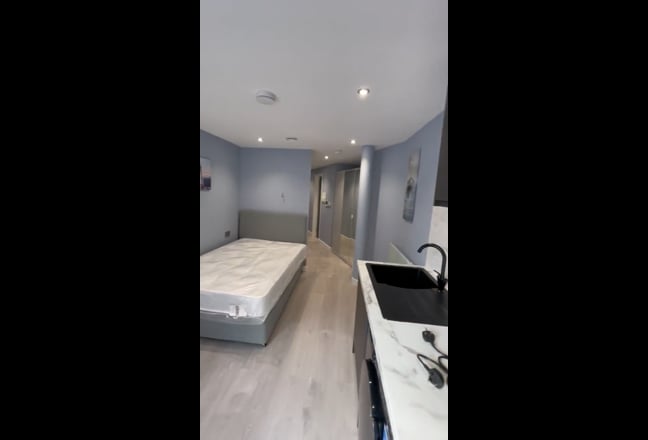 Brand new Studio all bills Inc-In City Centre Main Photo