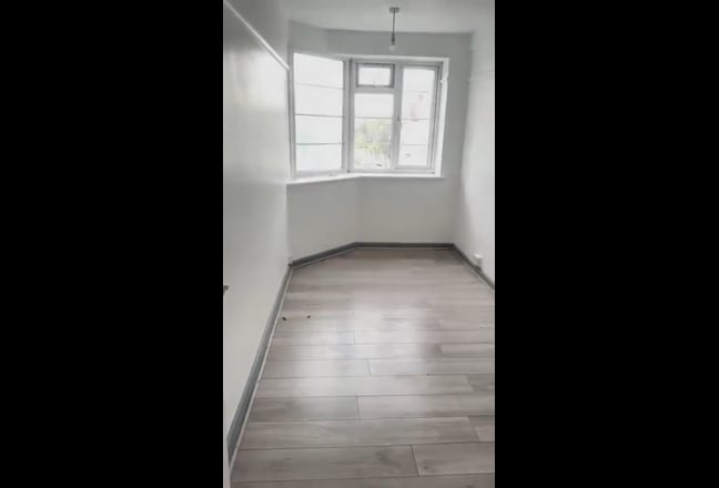 🏡 Newly Refurbished 4-Bedroom Family Flat with Ba Main Photo