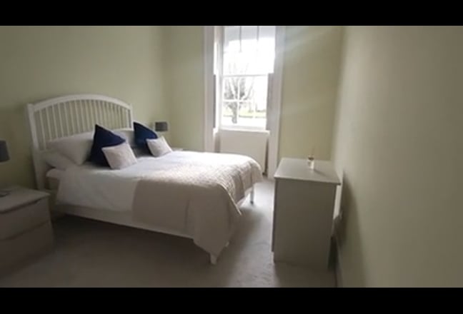 Large room in stunning riverside apartment  Main Photo