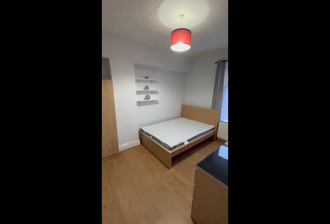 Large double room, fully furnished, bills included Main Photo