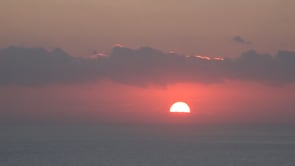 Mig miler de presones veuen sortir el primer sol de l'any ballant sardanes