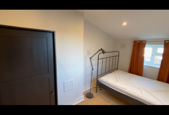 Double room in two bedroom flat on Gipsy Road Main Photo