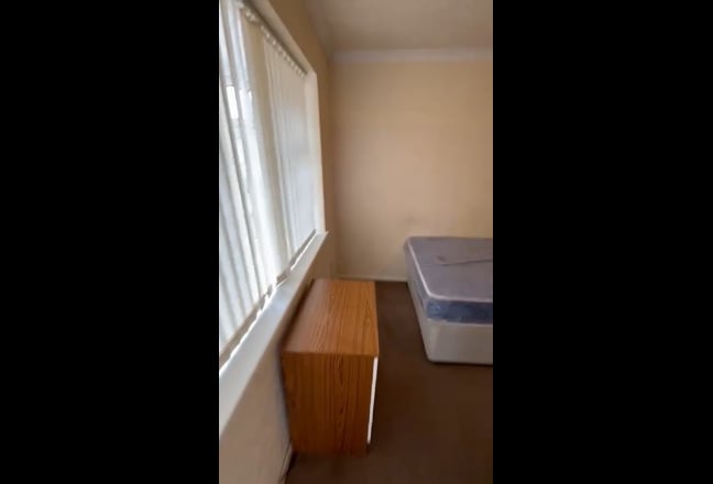 One double bedroom available in 5 bed flat  Main Photo