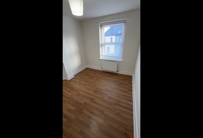  Clean, Spacious & Newly Decorated Room Main Photo