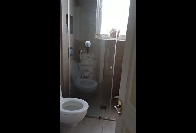 Spacious single room in Victorian Town House.  Main Photo