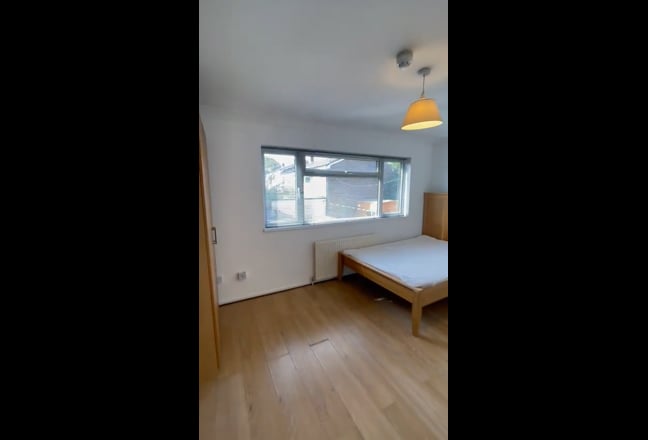 Available double bed ensuite in 5 bedroom Main Photo