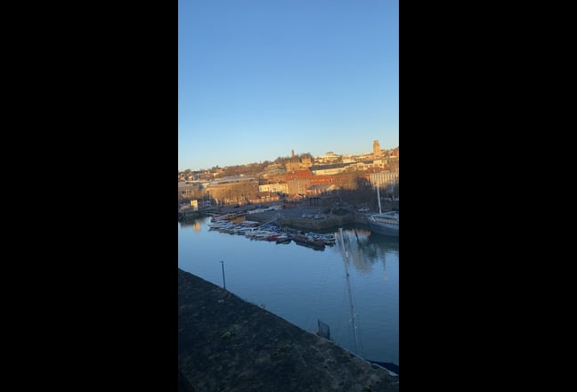 Huge room for rent in iconic harbour family house Main Photo