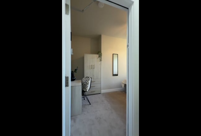 Newly Renovated Luxury En-Suite Rooms Available Main Photo