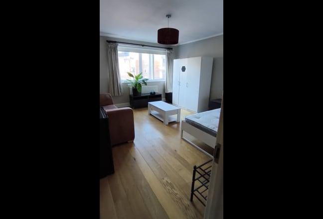 Bright Large Double Room available now Main Photo