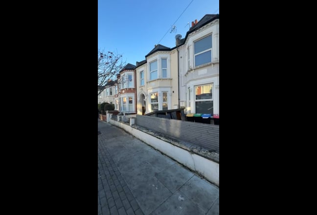 Fab 2 bed first floor flat on Elmfield Road Balham Main Photo