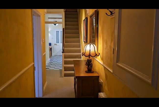 Entire flat 1 bedroom , 1 reception, by station  Main Photo