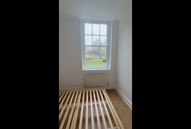 Large 2 Bed flat with access to Communal Gardens Main Photo