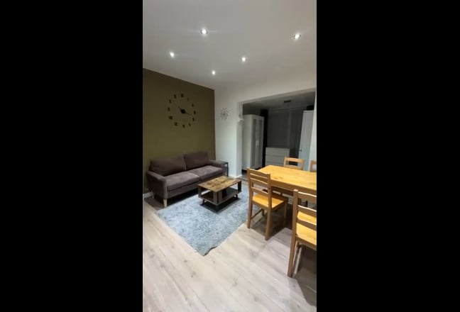 Cozy Bright SIngle Room Available in Friendly Home Main Photo