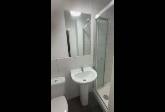 Rooms available in newly renovated house Main Photo