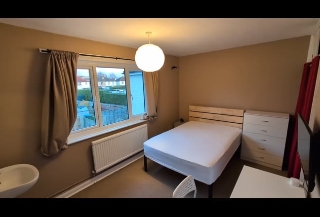 Near Hospital, driveway parking, home gym Main Photo