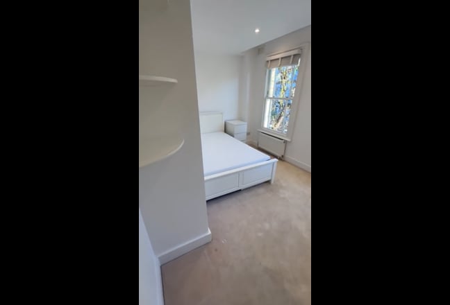 Bright, spacious room in a modern home Main Photo