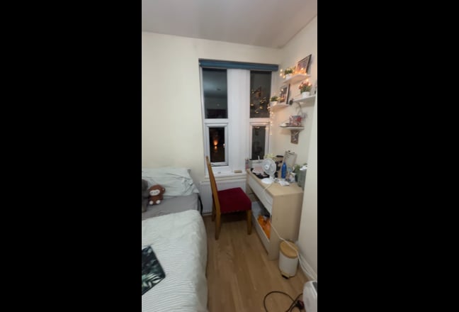 Flat Close to Kingston Station Main Photo