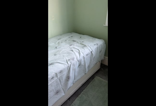 Lovely single room available in Upton Main Photo