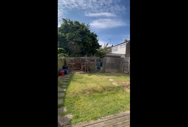 Available double bed ensuite in 5 bedroom Main Photo