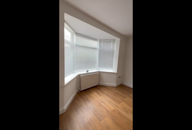 Small double room in friendly household! Main Photo