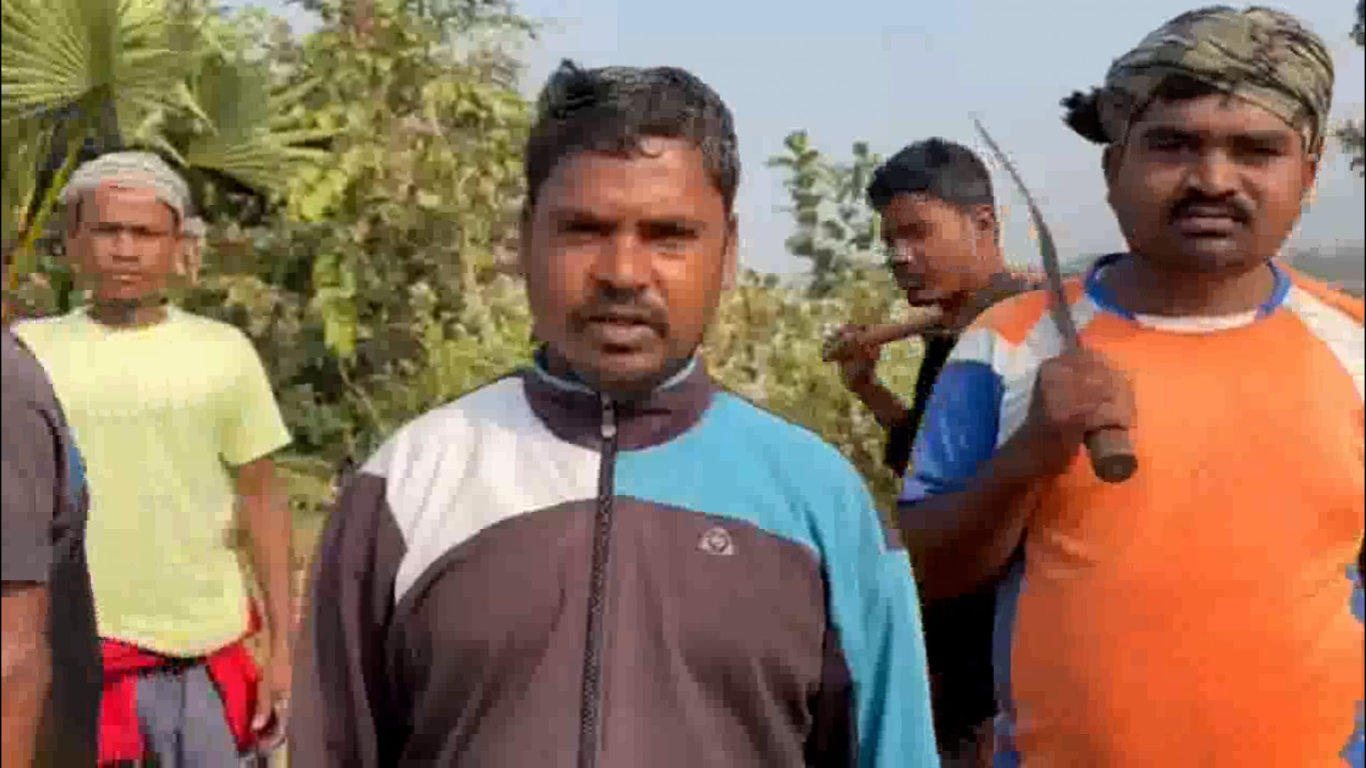 ମାଲକାନଗିରି ଜିଲ୍ଲା ଅନ୍ତର୍ଗତ ସିଆଡିମାଲ୍ ଗ୍ରାମର କିଛି ଯୁବକ ଏକତ୍ରିତ ହୋଇ ଯାତାୟତର ସୁବିଧା ପାଇଁ ରାସ୍ତା ସଫା କଲେ ଗ୍ରାମବାସୀ 