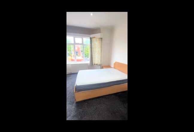 Tenancy takeover in professional house share Main Photo