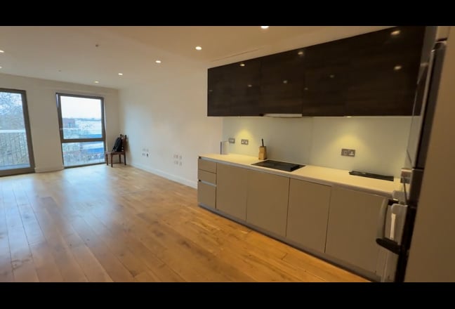 2 bed, 2 bath 4th floor flat near tube station Main Photo