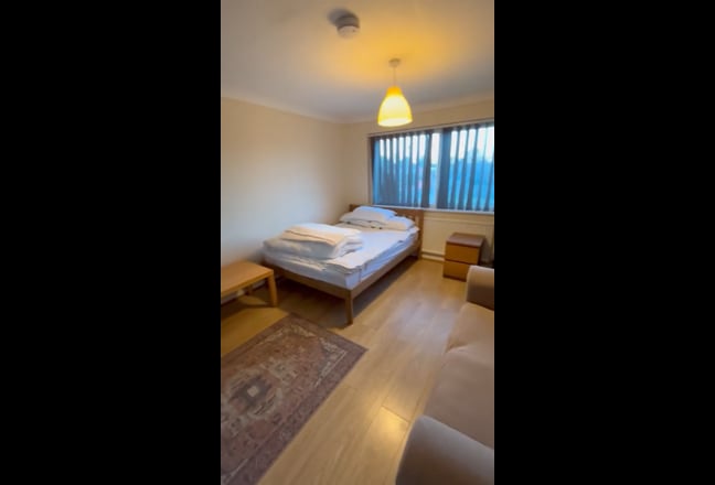 Large Double Room in CB1 *Home Cleaned Weekly* Main Photo