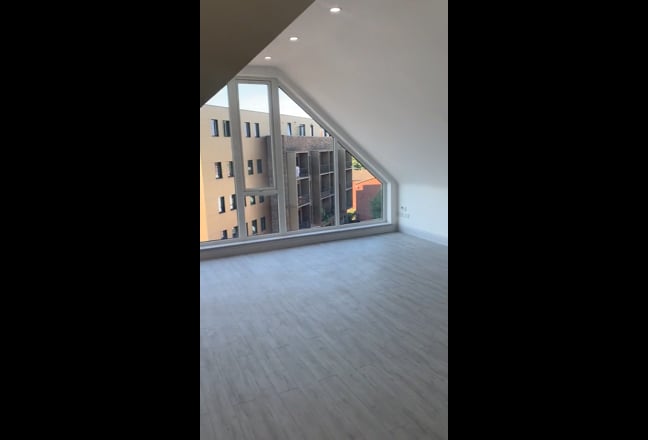 Stunning 1 bedroom top floor flat in South Croydon Main Photo