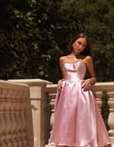 Vidéo: Robe d'invité midi en satin sans bretelles avec une jupe flottante