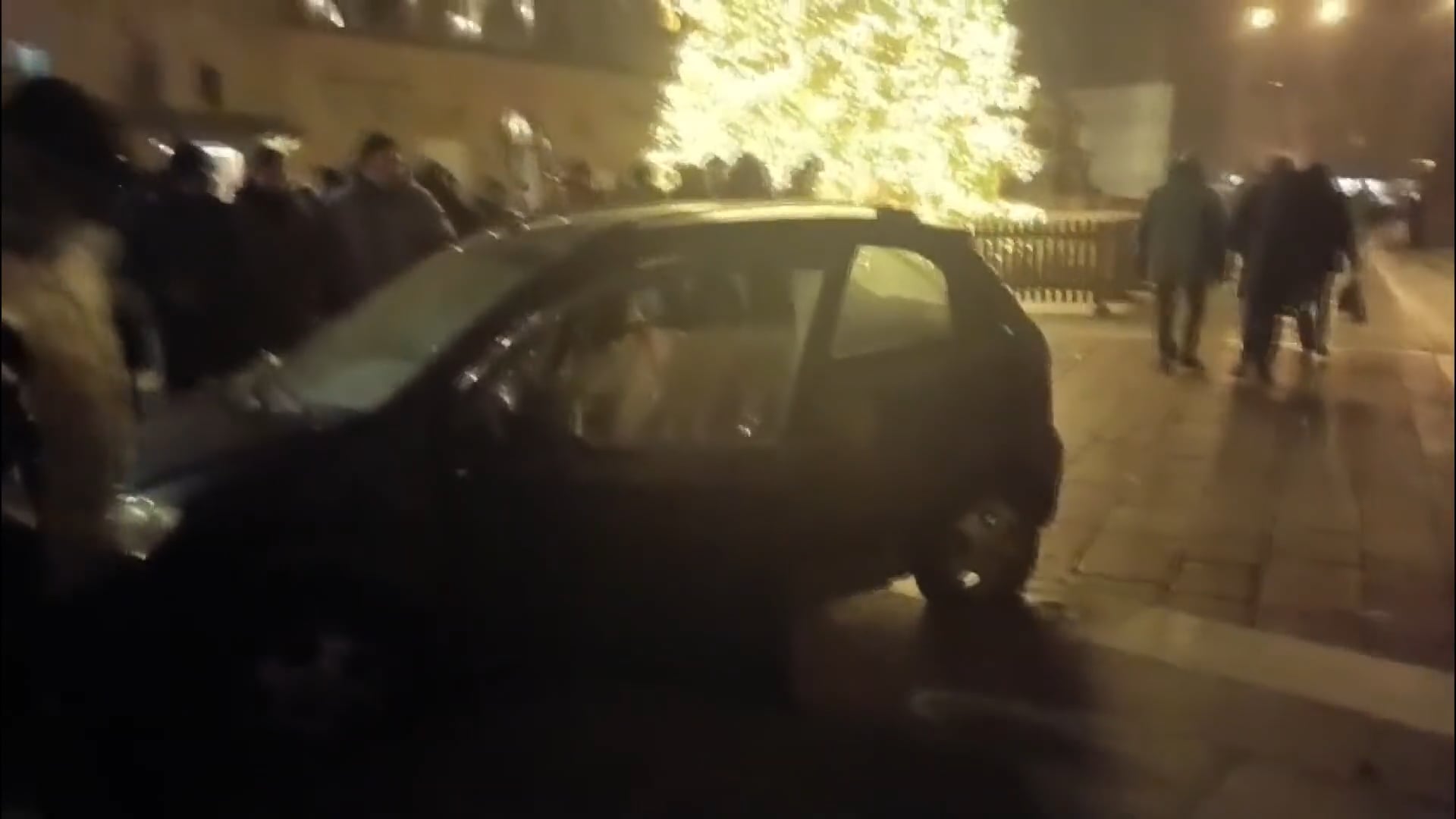 Guida auto rubata e abbatte un fittone in Piazza Nettuno, nei guai un 47enne tedesco