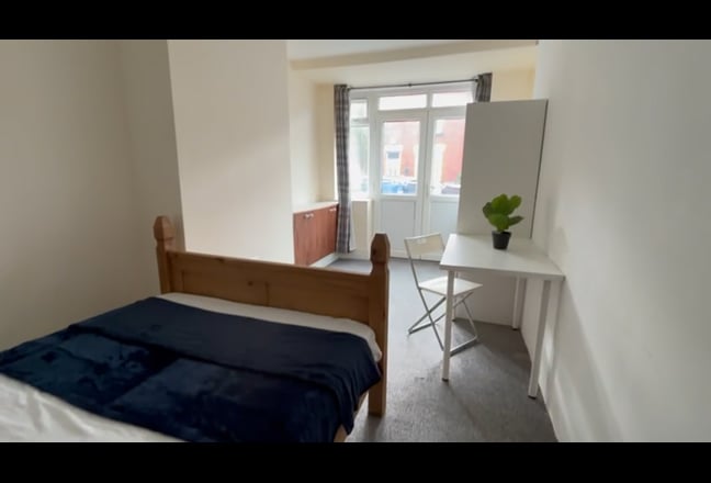  Large  room  in  Failsworth  -  M35  Main Photo