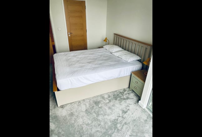 Large En-suite room Ealing West London  Main Photo