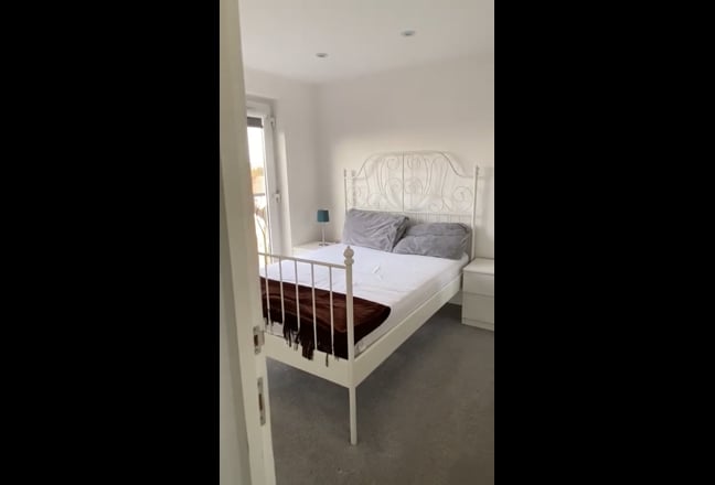 1 Double room with OWN En-suite  in a family house Main Photo