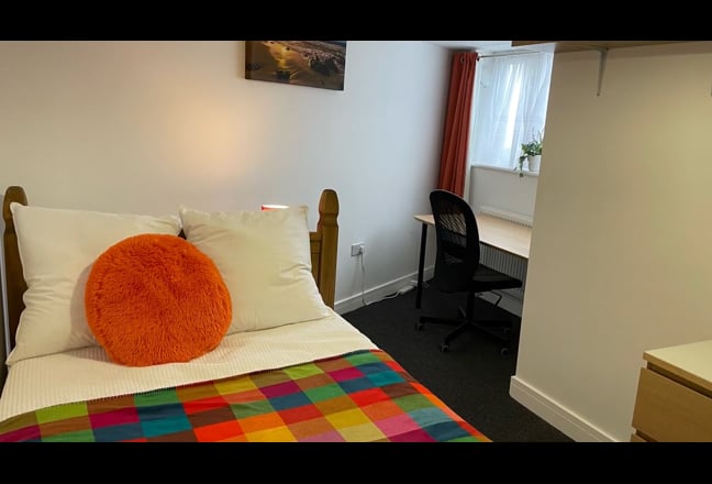 Nice Bedroom/Desk/Cleaner/Parking Main Photo