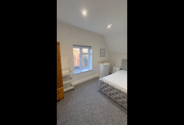 Large double room in friendly house.  Main Photo
