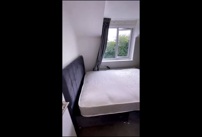 Spacious ensuite bedroom in Hampton , Bills incl Main Photo