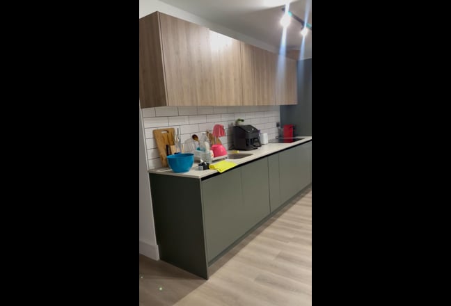 Luxurious 3-Bedroom Apartment in North Kensington Main Photo