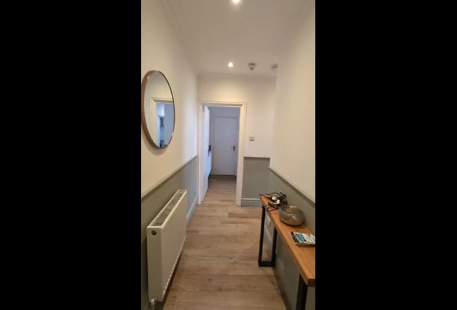 Cosy & Spacious 1 Bedroom Flat w/Allocated Parking Main Photo