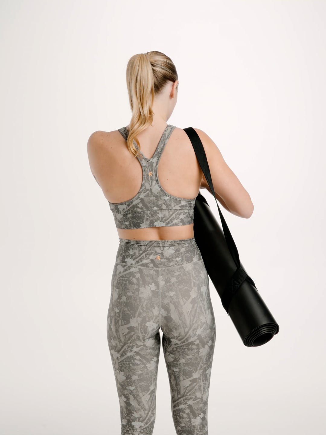 מזרן יוגה עם רצועת נשיאה