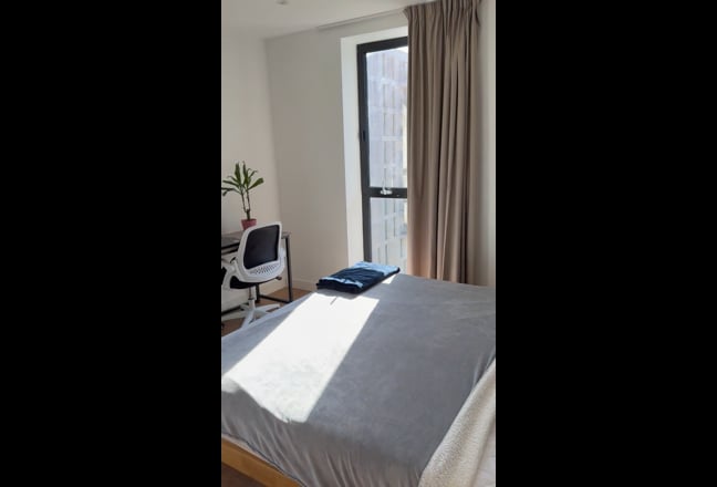 En-suite large double bedroom in bright flat Main Photo