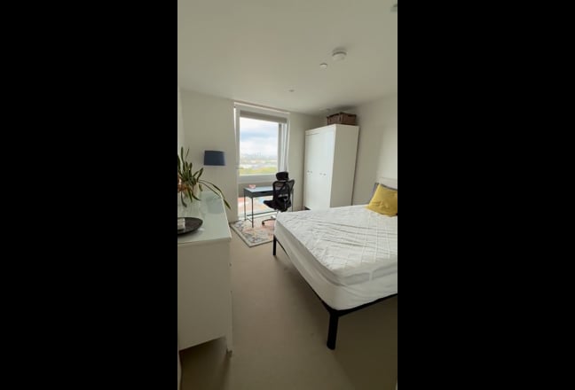 Bright En-Suite Room with City Views – New Cross Main Photo