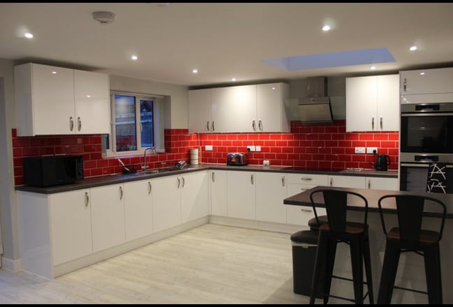 Newly Furnished En-Suite Rooms – Walk to Station Main Photo