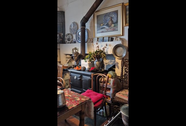 Video 1: dobbl room 4 poster bed 