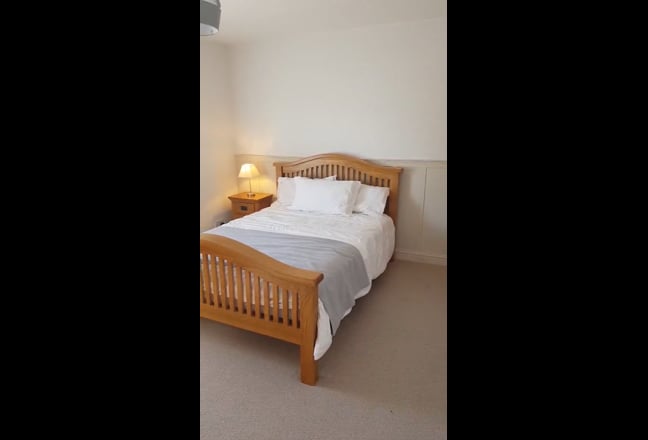 Large double bedroom close to Reading West Station Main Photo