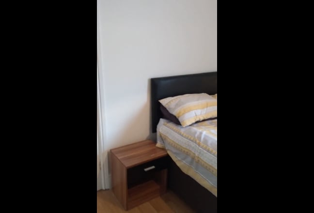 Bright, spacious double room with lots of storage Main Photo