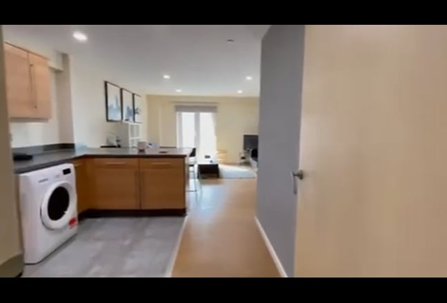 Spacious Double Room in Modern Flat- 2 Flatmates Main Photo