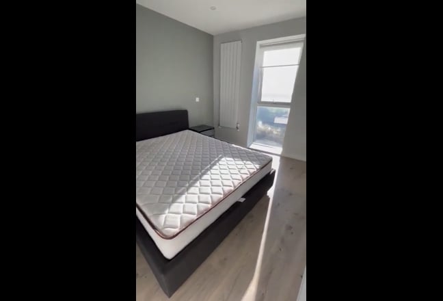 Room with own bathroom 2 min to tube - gym & pool Main Photo